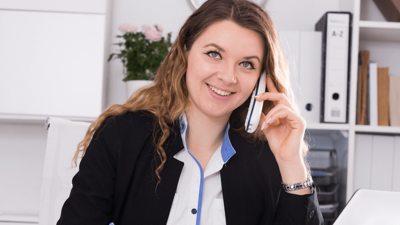 Recruitment consultant on the phone delivering a 360° recruitment service