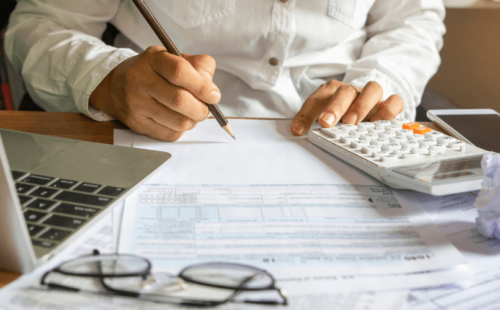 Man working out if now is a good time to leave your job by working out his finances